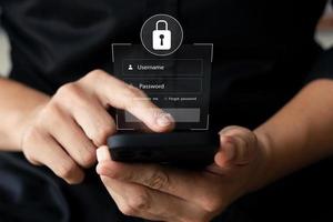 Internet de ciberseguridad y concepto de red. primer plano de la mano que sostiene la seguridad y el cifrado de la información del teléfono inteligente, acceso seguro a la información personal del usuario, acceso seguro a Internet. foto