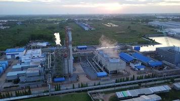 luchtfoto van gasturbinecentrale fabriek met koelsysteemventilator in werking die elektriciteit produceert terwijl ze vervuiling veroorzaakt en kooldioxide vrijgeeft die opwarming van de aarde veroorzaken video