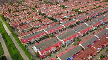toma aérea de drones del área suburbana rodeada por un pueblo de alta densidad en una ciudad superpoblada para viviendas y propiedades inmobiliarias video
