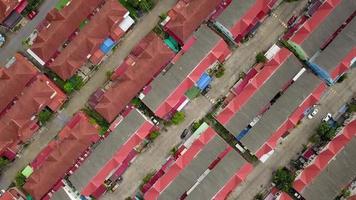 toma aérea de drones del área suburbana rodeada por un pueblo de alta densidad en una ciudad superpoblada para viviendas y propiedades inmobiliarias video