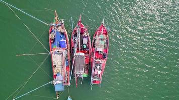 vista superior aérea de muchos barcos de pesca en el océano para el suministro de mariscos y el concepto de transporte náutico video