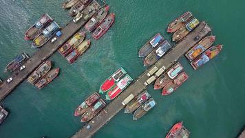vista aérea da doca do pescador que tem muitos navios de pesca ancorados para o transporte de frutos do mar e suprimentos para o interior video