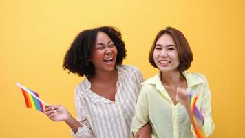 pareja de amantes de la diversidad ondeando la bandera del arco iris lgbtq para el mes del orgullo para promover la igualdad y las diferencias del concepto de homosexualidad y discriminación video