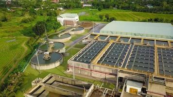 vista aérea de la estación de la planta de tratamiento de contaminación y suministro de agua video