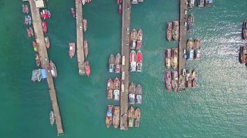 vista aérea da doca do pescador que tem muitos navios de pesca ancorados para o transporte de frutos do mar e suprimentos para o interior video