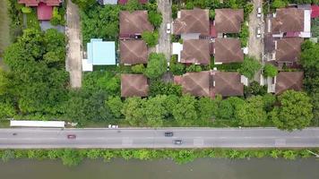 toma aérea de drones del área suburbana rodeada por un entorno verde y ecológico para la vivienda y la vista superior del proyecto inmobiliario video