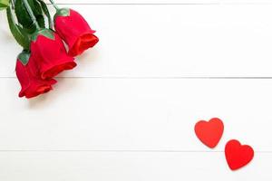 presente regalo con flor de rosa roja y madera en forma de corazón sobre una mesa de madera, 14 de febrero del día del amor con espacio de copia romántica, concepto de vacaciones de San Valentín, vista superior. foto