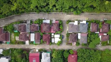 tiro aéreo de drone da área do subúrbio cercado por ambiente ecológico verde para habitação e vista superior do projeto imobiliário