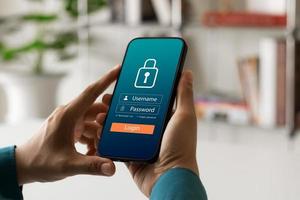 Internet de ciberseguridad y concepto de red. primer plano de la mano que sostiene la seguridad y el cifrado de la información del teléfono inteligente, acceso seguro a la información personal del usuario, acceso seguro a Internet. foto