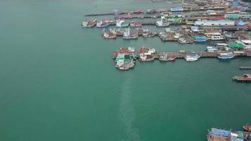 vista aérea da doca do pescador que tem muitos navios de pesca ancorados para o transporte de frutos do mar e suprimentos para o interior video