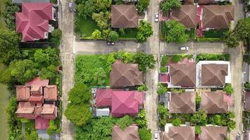 ripresa aerea con drone di un'area periferica circondata da un ambiente verde ecologico per la vista dall'alto di progetti abitativi e immobiliari video