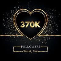 370k o 370 mil seguidores con brillo de corazón y oro aislado en fondo negro. plantilla de tarjeta de felicitación para amigos y seguidores de las redes sociales. gracias, seguidores, logro. vector