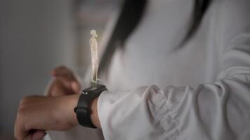 la mano femenina con un reloj inteligente futurista interactúa con un holograma hud. mujer usa tecnología holográfica del futuro en un reloj de pulsera. concepto médico y de estilo de vida. video