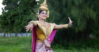 khon artes escénicas actuación entretenimiento baile traje tradicional en el parque. Espectáculo de pantomima de baile de actuación de asia. cultura tailandesa y concepto de baile tailandés.