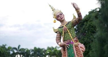 khon performance arti recitazione intrattenimento danza costume tradizionale nel parco. spettacolo di pantomima danzante recitazione in asia. cultura thailandese e concetto di danza thailandese. video