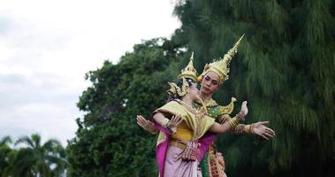 khon performance arts schauspiel unterhaltung tanz traditionelle tracht im park. asien handelnde tanzende pantomimeshow. thailändische kultur und thailändisches tanzkonzept.