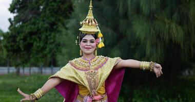 khon performance arti recitazione intrattenimento danza costume tradizionale nel parco. spettacolo di pantomima danzante recitazione in asia. cultura thailandese e concetto di danza thailandese. video