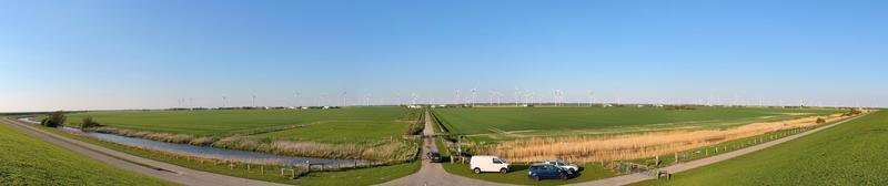 vista panorámica de los molinos de viento de energía alternativa en un parque eólico en el norte de europa foto