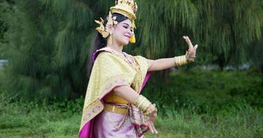 khon artes performáticas atuando entretenimento dança traje tradicional no parque. ásia atuando dançando show de pantomima. cultura tailandesa e conceito de dança tailandesa. video