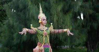 khon artes performáticas atuando entretenimento dança traje tradicional no parque. ásia atuando dançando show de pantomima. cultura tailandesa e conceito de dança tailandesa. video