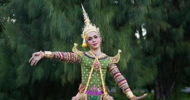 khon performancekonst skådespeleri underhållning dans traditionell kostym i parken. asien agerar dansande pantomime show. thailand kultur och thailändsk dans koncept. video