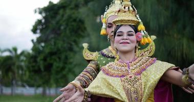 close-up de khon artes performáticas atuando entretenimento dança traje tradicional no parque. ásia atuando dançando show de pantomima. cultura tailandesa e conceito de dança tailandesa. video