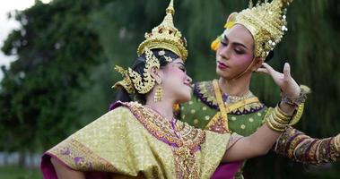 gros plan sur les arts de la performance khon par intérim divertissement danse costume traditionnel dans le parc. spectacle de pantomime de danse en Asie. culture thaïlandaise et concept de danse thaïlandaise. video