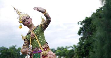 khon performance arts schauspiel unterhaltung tanz traditionelle tracht im park. asien handelnde tanzende pantomimeshow. thailändische kultur und thailändisches tanzkonzept. video