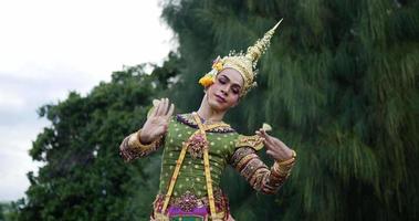 khon performance arts schauspiel unterhaltung tanz traditionelle tracht im park. asien handelnde tanzende pantomimeshow. thailändische kultur und thailändisches tanzkonzept.