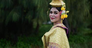 portret van Thaise vrouw in traditionele kleding kijken camera.thailand cultuur en thai dansen concept. video