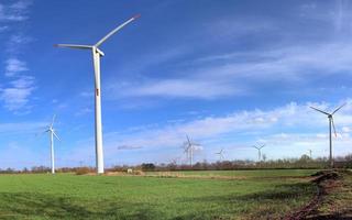 vista panorámica de los molinos de viento de energía alternativa en un parque eólico en el norte de europa foto