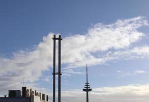 contaminación industrial de las chimeneas de fábrica en un cielo azul profundo foto