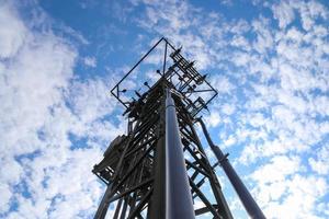 vista de cerca de una gran torre de energía que transporta electricidad en una zona rural foto