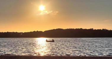 hermoso paisaje de puesta de sol en un lago con una superficie de agua reflectante foto