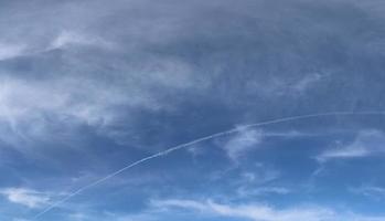 Impresionante y colorido panorama del cielo que muestra hermosas formaciones de nubes en alta resolución foto