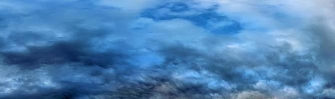 Impresionante y colorido panorama del cielo que muestra hermosas formaciones de nubes en alta resolución foto