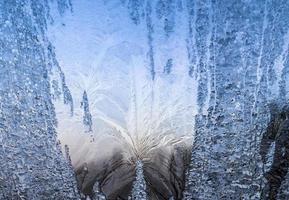 hermosas flores de hielo en una ventana en un día de invierno muy frío. foto