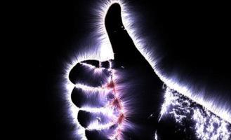 Ilustración 3d de una mano masculina humana brillante con un aura kirliana que muestra símbolos foto