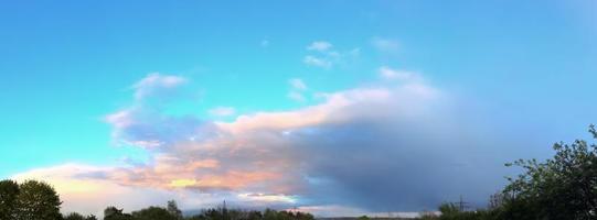 Impresionante y colorido panorama del cielo que muestra hermosas formaciones de nubes en alta resolución foto