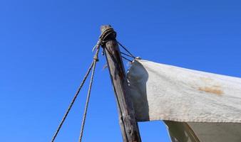 antigua tienda vikinga hecha de madera y tela frente a un cielo azul foto