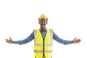 trabajador ingeniero con casco. feliz exitoso. retrato de un joven africano con casco amarillo. trabajador con chaleco de seguridad y casco foto