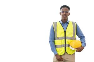 trabajador ingeniero con casco. feliz exitoso. retrato de un joven africano con casco amarillo. trabajador con chaleco de seguridad y casco foto