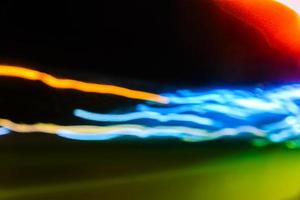 luces de movimiento abstractas del tráfico nocturno en la ciudad foto