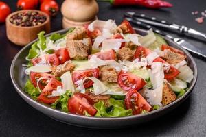 deliciosa ensalada de verduras frescas de primavera con tomates cherry, pepino, pan rallado y queso parmesano foto