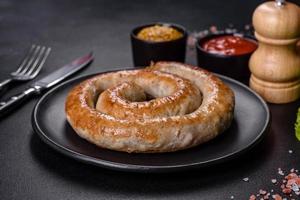 Salchichas caseras al horno con especias y hierbas, de cerca foto