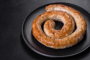 Salchichas caseras al horno con especias y hierbas, de cerca foto