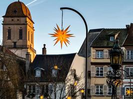calles del casco antiguo de estrasburgo. día soleado, perspectiva. foto