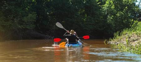 hombre y mujer pareja en kayak familiar viaje bote de remos en el río, una caminata de agua, una aventura de verano. turismo ecológico y extremo, estilo de vida activo y saludable foto