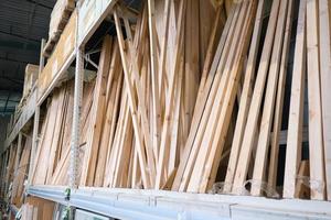 tablas y barras de madera en el almacén del almacén de materiales de construcción para reparación, decoración y construcción de la casa foto