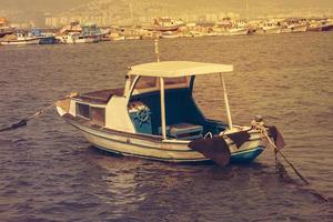 los barcos anclados en el puerto foto